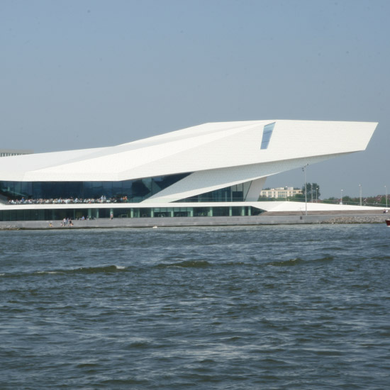 Helikoptervlucht over het EYE Filmmuseum te Amsterdam