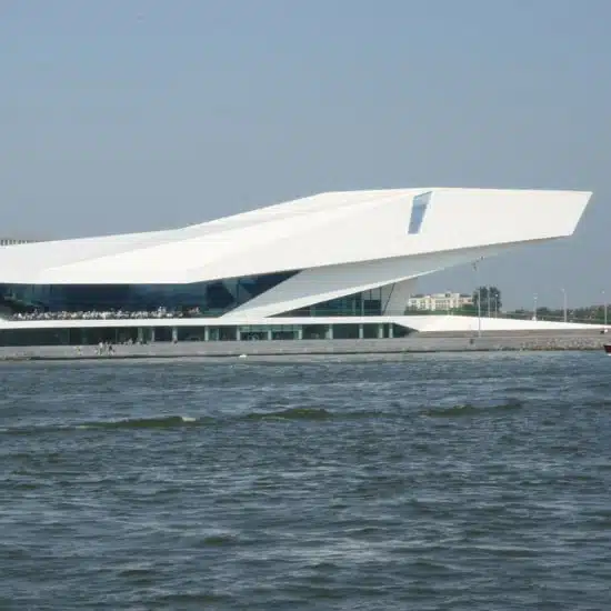 Helikoptervlucht over het EYE Filmmuseum te Amsterdam