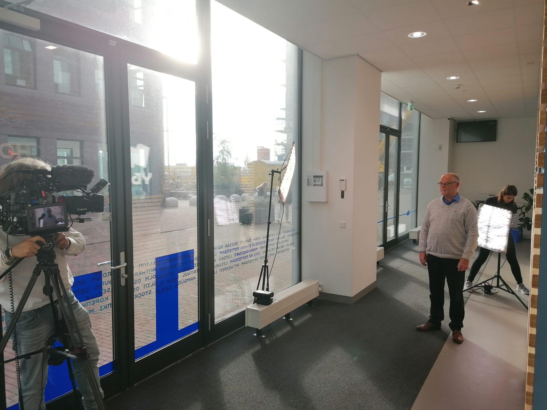 TV-opname op nieuwbouwlocatie Young Business School Rotterdam