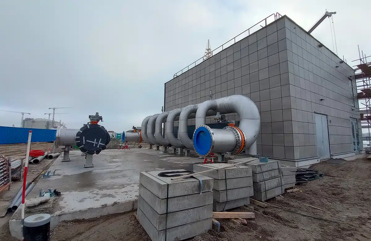 Pompen geplaatst in koelwaterpompgebouw Porthos
